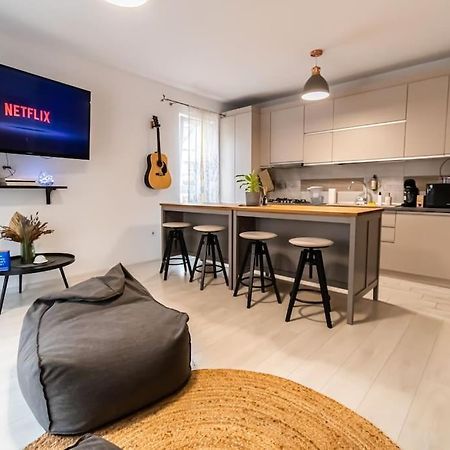 Arte - 2 Bedroom Apartment Near Coresi Mall With Free Parking Brasov Ngoại thất bức ảnh