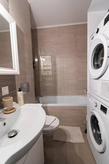 Arte - 2 Bedroom Apartment Near Coresi Mall With Free Parking Brasov Ngoại thất bức ảnh